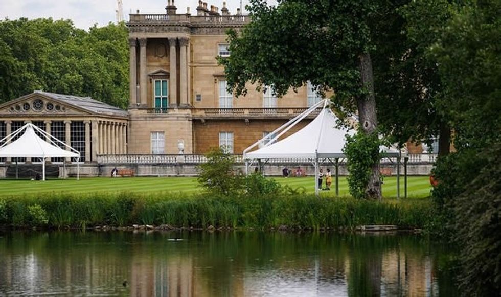 Buckingham Palace s secret garden uncovered The 3 5 acre lake surrounds the bee hive island 3651310