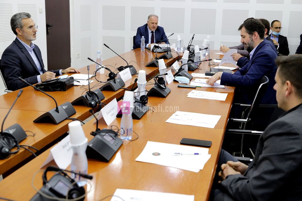 Bujar Dugolli raportona ne Komisionin Hetimor Parlamentar lidhur me procesin e privatizimit foto Ridvan Slivova 11