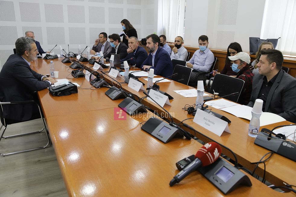 Bujar Dugolli raportona ne Komisionin Hetimor Parlamentar lidhur me procesin e privatizimit foto Ridvan Slivova 14