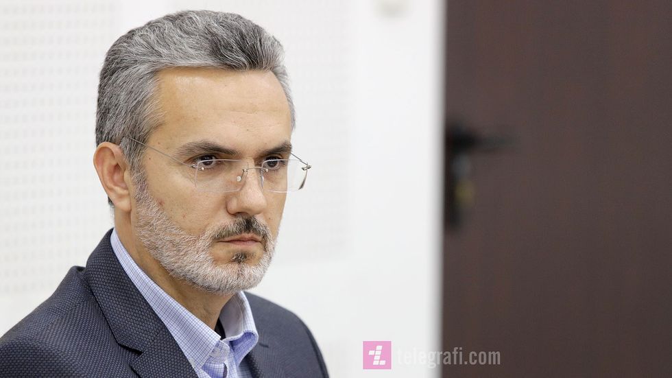 Bujar Dugolli raportona ne Komisionin Hetimor Parlamentar lidhur me procesin e privatizimit foto Ridvan Slivova 9 e1603818557154