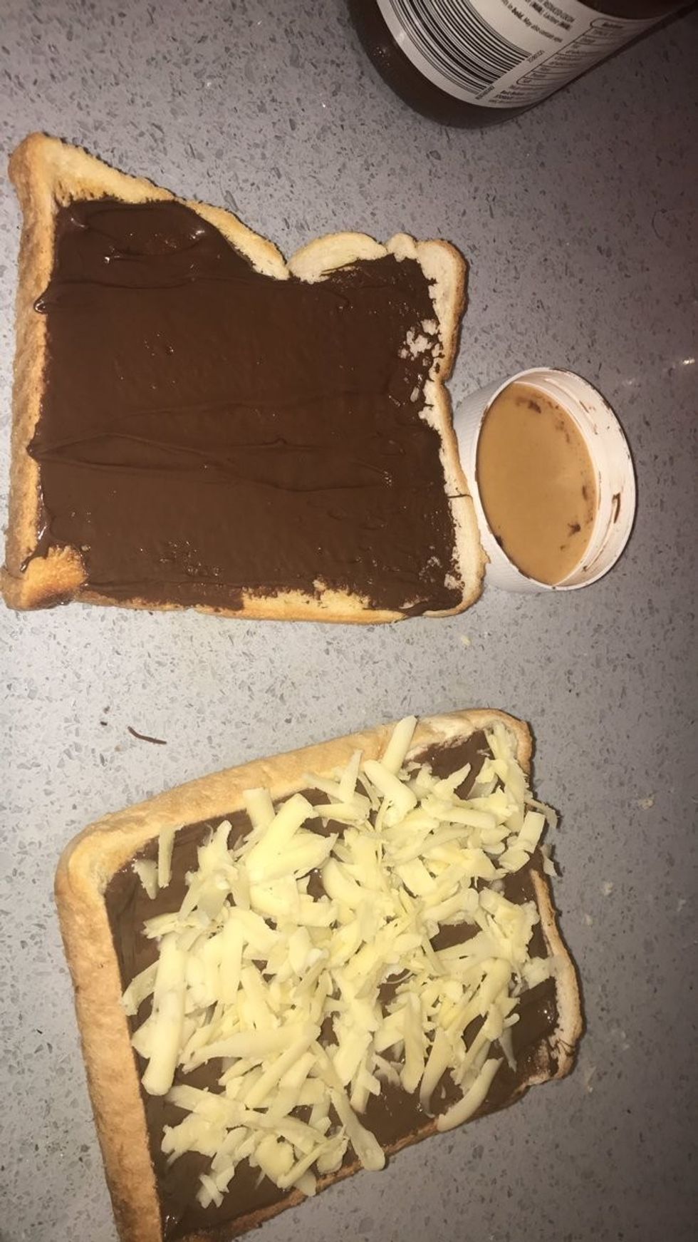 Bukës së lyer me çokolatë i hodhi sipër djathë miqte e saj nuk po e pelqejne aspak foto 3