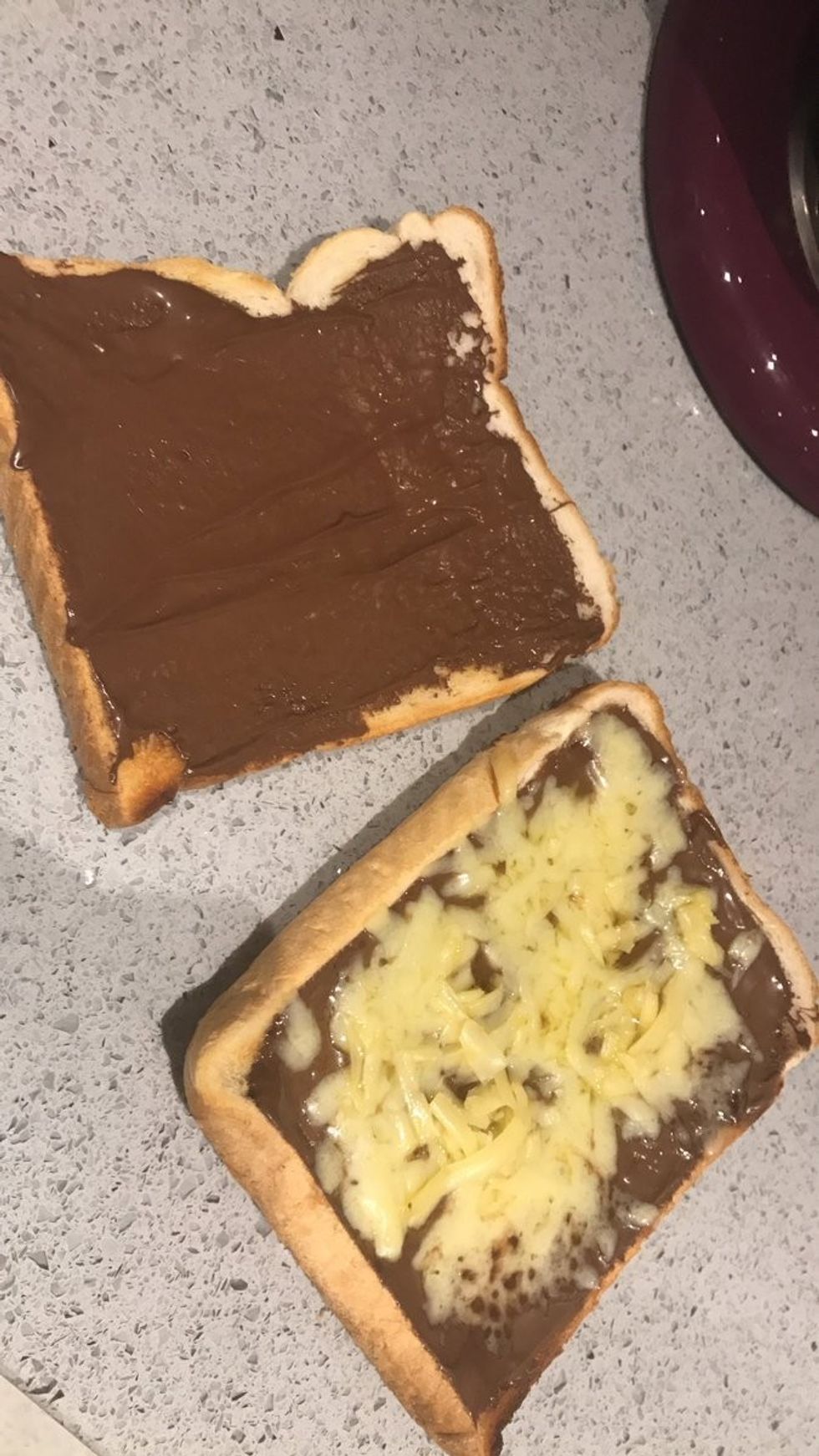 Bukës së lyer me çokolatë i hodhi sipër djathë miqte e saj nuk po e pelqejne aspak foto 4