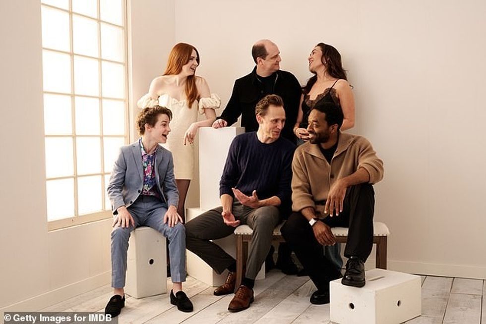 Bukuroshes flokëkuqe iu bashkua për seancën e portretit edhe pjesa tjetër e kastit. Nga L në R: Benjamin Pajak, Tom Hiddleston, Mike Flanagan, Kate Siegel dhe Chiwetel Ejiofor