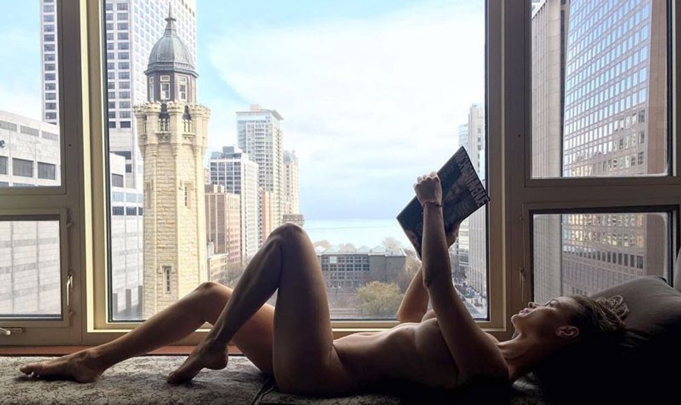 Bukuroshja duket se ndihet rehat me trupin e saj