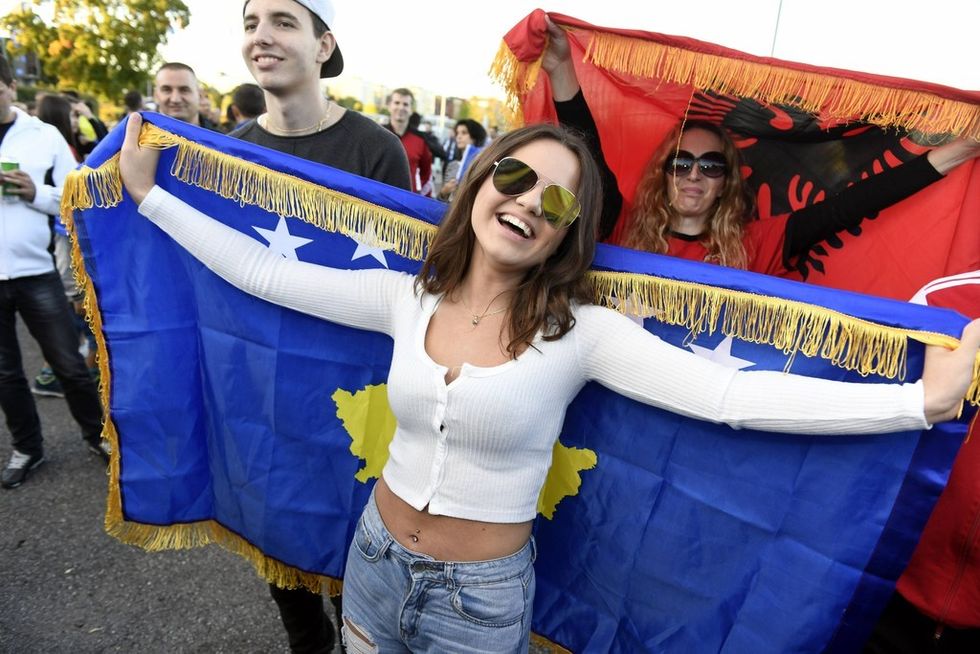 Bukuroshja kosovare para takimit ndaj Finlandës. Foto: Agence France-Presse