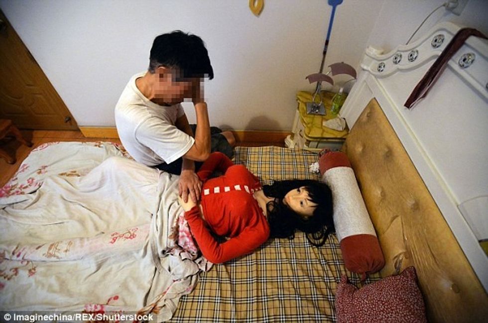 Burri i vejë i dëshpëruar pasi i i vdiq edhe gruaja e dyte foto 2