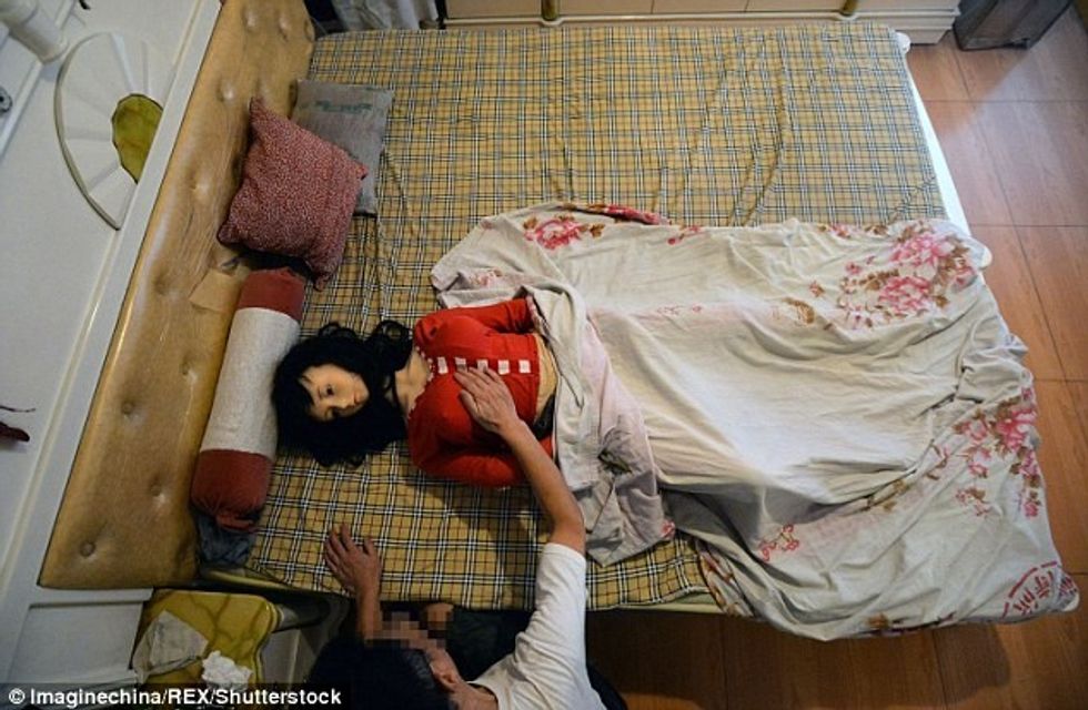 Burri i vejë i dëshpëruar pasi i i vdiq edhe gruaja e dyte foto 5