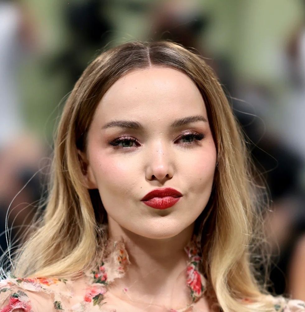 Buzet qershi te Dove Cameron