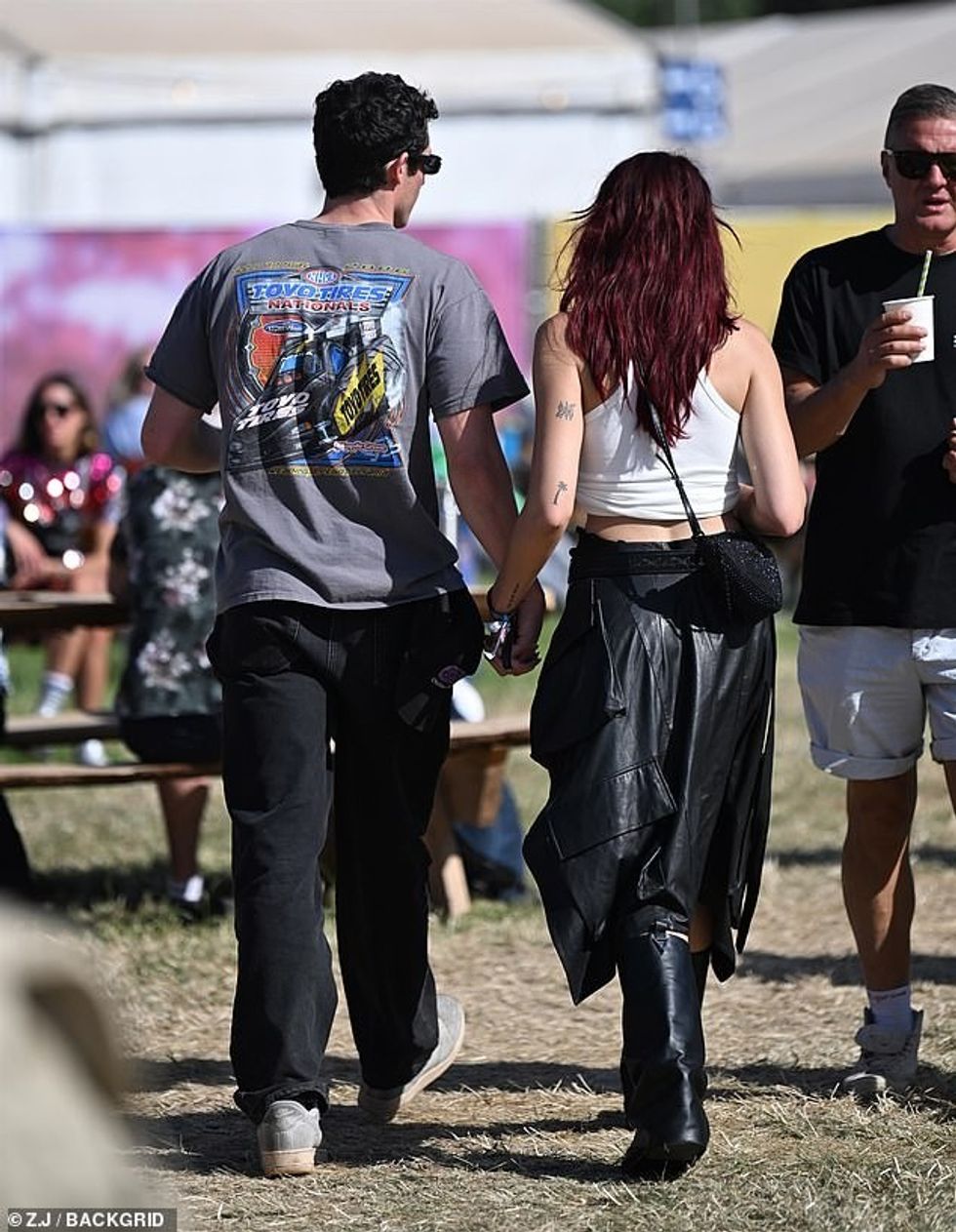 Callum preu një figurë të rastësishme me një bluzë gri grafike dhe xhinse ndërsa kaloi pak kohë cilësore me Dua-n