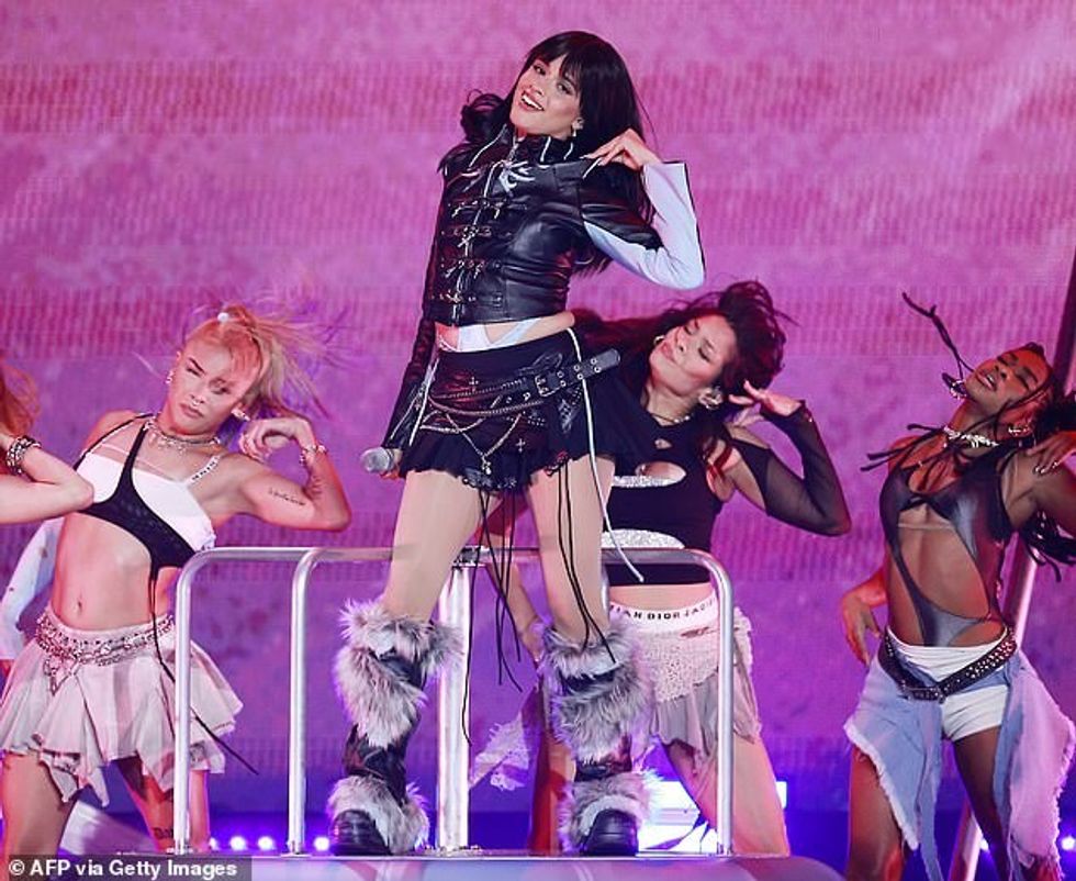 Camila buzëqeshi ndërsa këngëtarët e saj kërcimtarë përputheshin me lëvizjet e saj me veshje të vështira