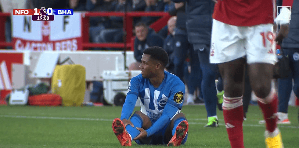 captura de ansu fati lesionado en el nottingham forest brighton hove albion de premier league 2023 24 captura dazn