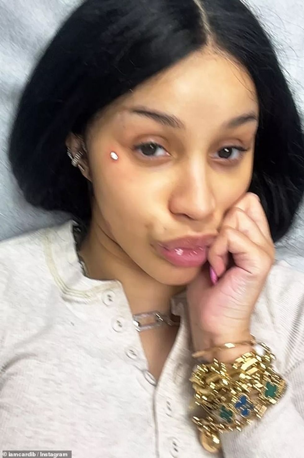 Cardi B dha një përditësim se si po kalon pasi mirëpriti fëmijën e saj të tretë me ish-bashkëshortin e saj Offset, 32 vjeç.