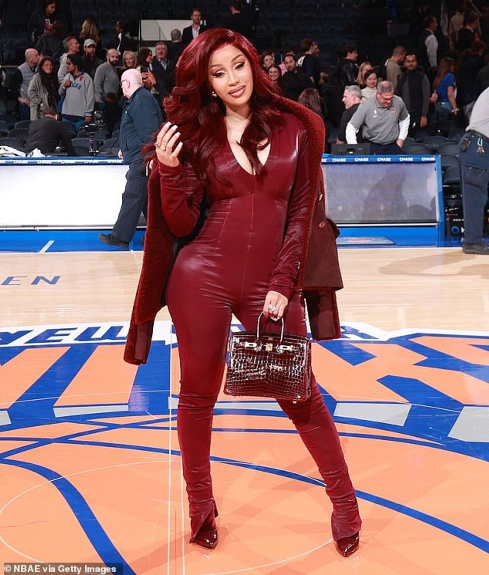 Cardi B shfaqi një shfaqje gërvishtëse ndërsa tregoi mbështetje për qytetin e saj të lindjes New York Knicks të premten mbrëma gjatë ndeshjes së tyre kundër Milwaukee Bucks në Madison Square Garden.