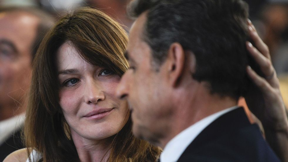 carla bruni raconte son coup de foudre pour nicolas sarkozy c est une bombe atomique
