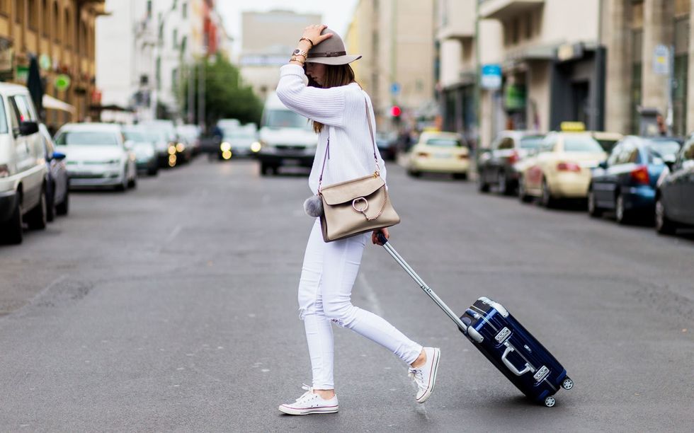 celebrity travel shoes opener CELEBSNEAK0117