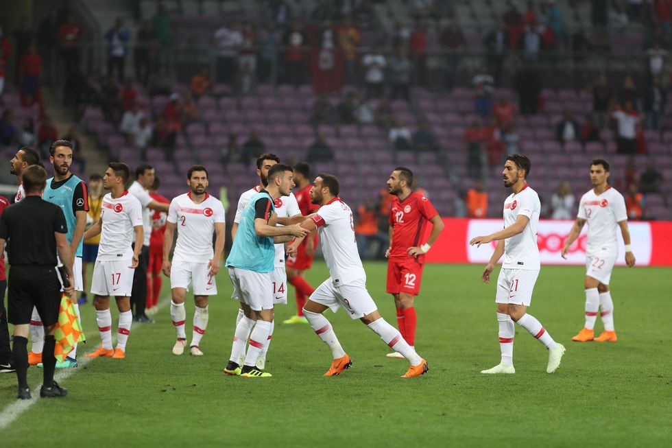 cenk tosun tribün kırmız