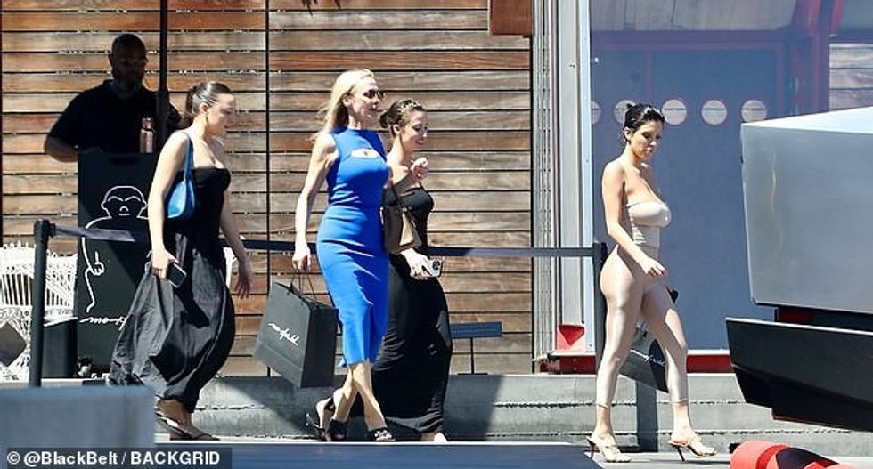 Censori është parë në dalje të ndryshme me nënën dhe vëllezërit e motrat e saj teksa ata vizitojnë Shtetet e Bashkuara