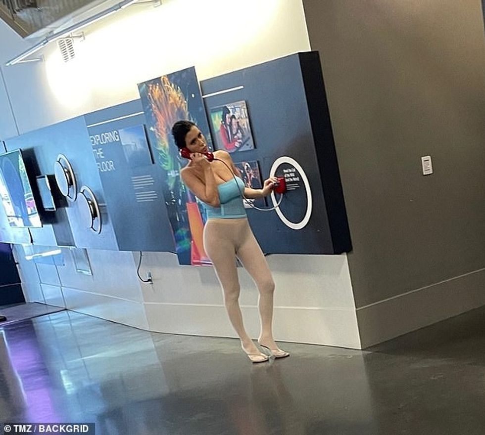 Censori më vonë u pa teksa kishte një shpërthim teksa ajo mbante një telefon të kuq në veshin e saj që ishte ngjitur në një mur