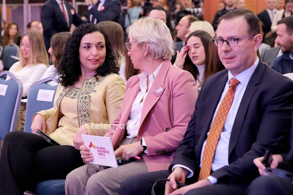 ceremonia permbyllese Global Engineer Girls GEG Kosova foto Ridvan Slivova 1