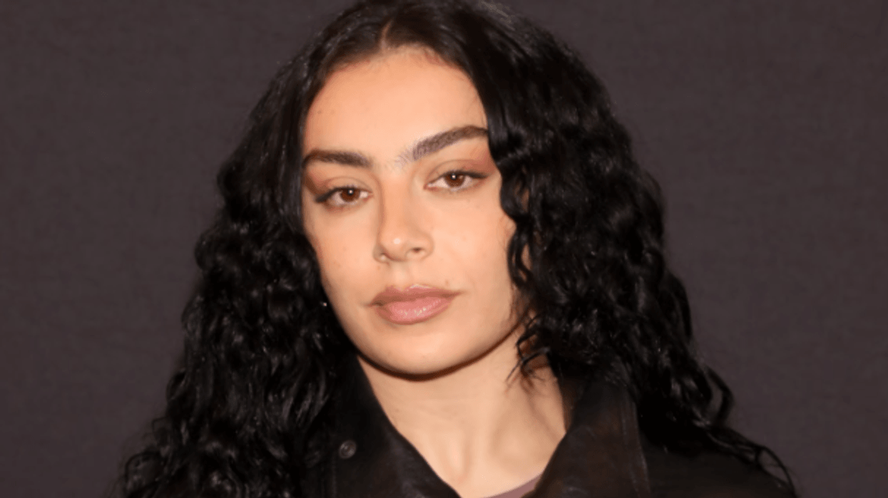 Charli XCX flet hapur për vështirësitë me shëndetin mendor