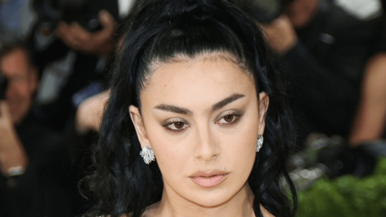 Charli XCX – artistja që ndryshoi rrjedhën e muzikës moderne pop