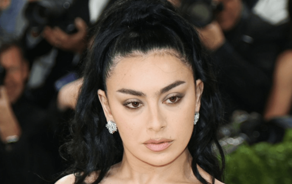 Charli XCX – artistja që ndryshoi rrjedhën e muzikës moderne pop