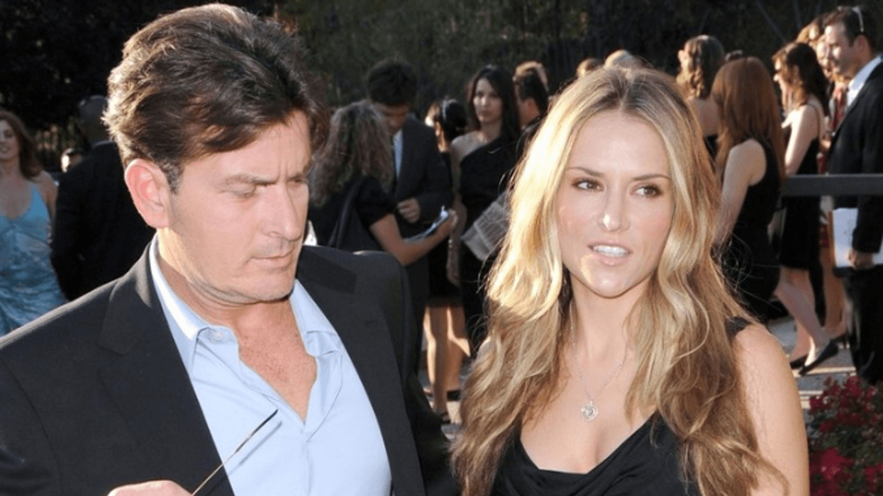 Charlie Sheen do t’i paguajë ish-bashkëshortes rreth 400 mijë euro për alimentacionin Charlie Sheen do t’i paguajë ish-bashkëshortes rreth 400 mijë euro për alimentacionin