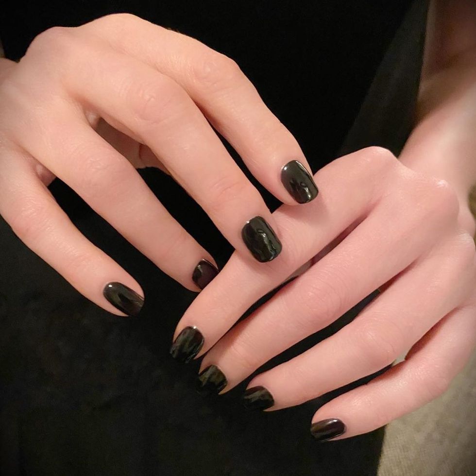 charlize theron golden globes 2020 nails