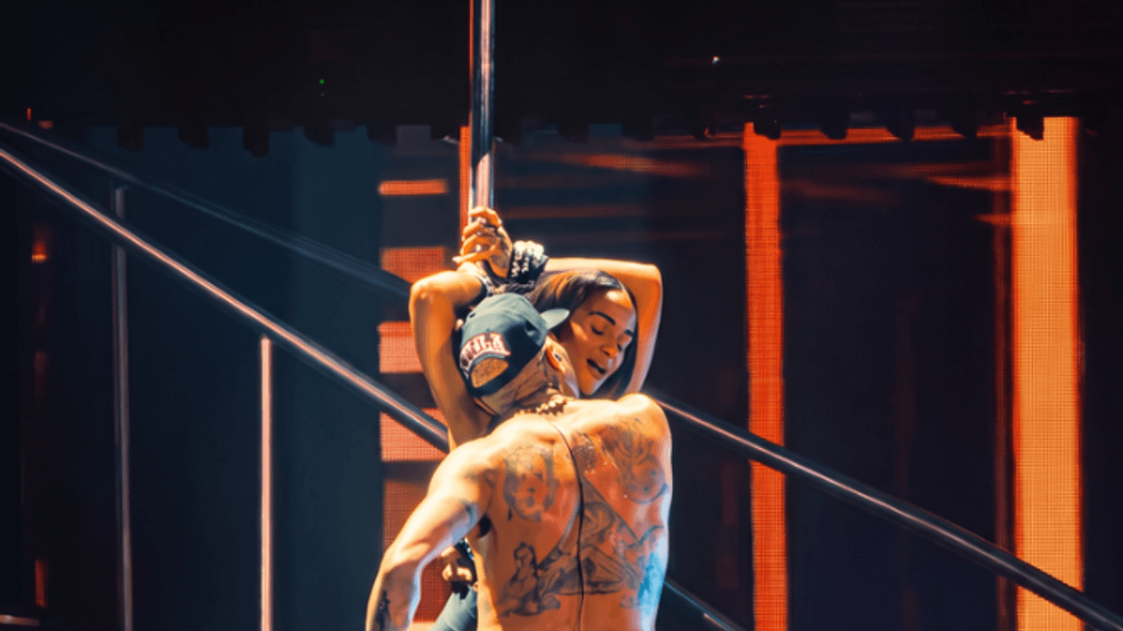 Chris Brown shkakton debat pas performancës intime me një fanse në skenë