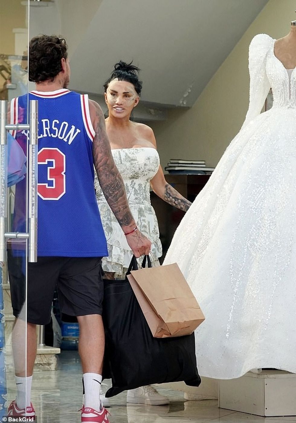 Çifti kanë qenë në lidhje për gjashtë muaj dhe më parë ngjallën spekulime se ata ishin vendosur të martoheshin pasi Katie u pa duke veshur një unazë të madhe diamanti javën e kaluar ndërsa drekonte me JJ.