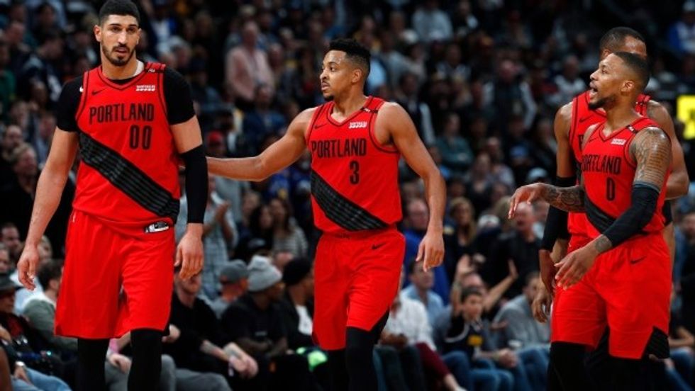 cj mccollum and teammates