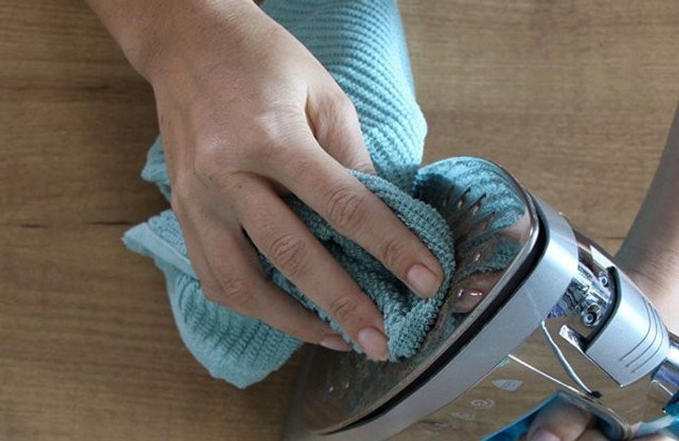 clean iron base with vinegar and bicarbonate of soda