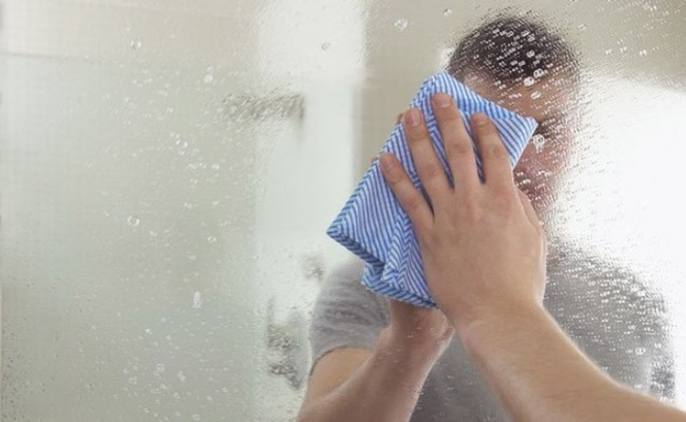 Clean your mirror in a natural way