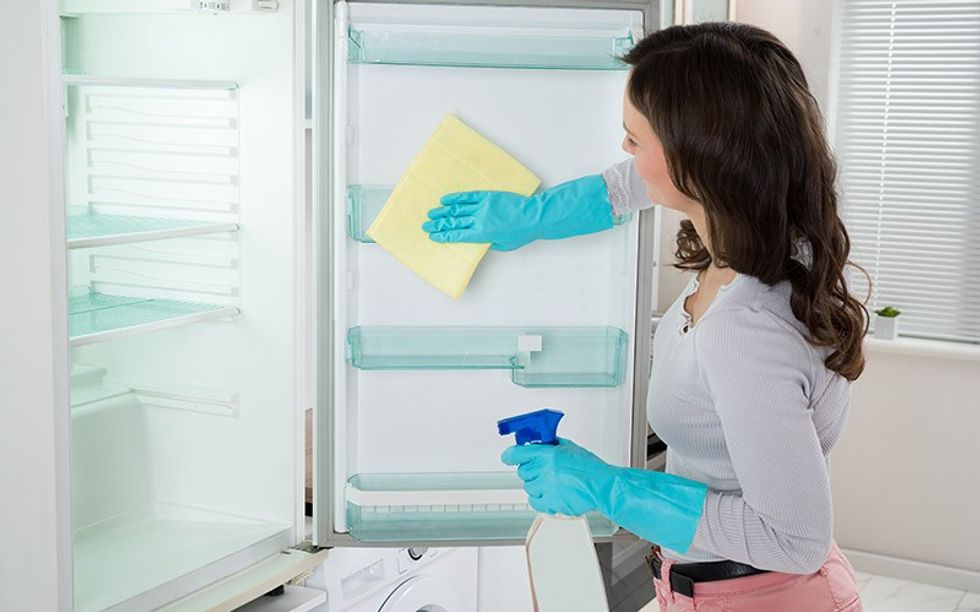 cleaning-refrigerator