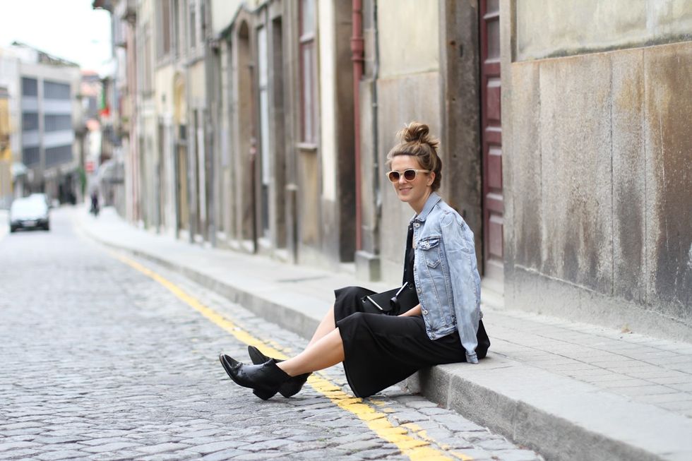 clochet-streetstyle-outfit-black-midi-dress-denim-jacket-cowboy-boots-6.