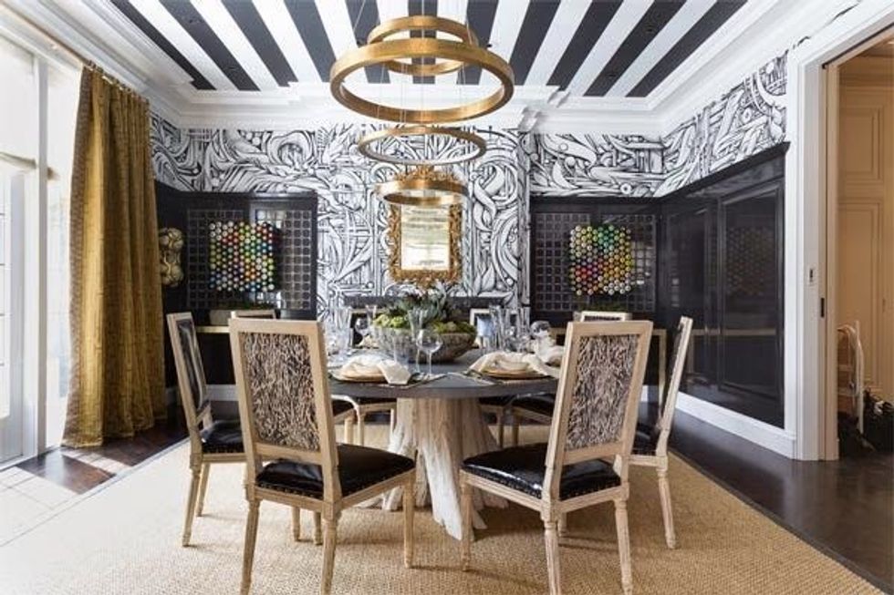 comedor decorado en blanco y negro techo rayas