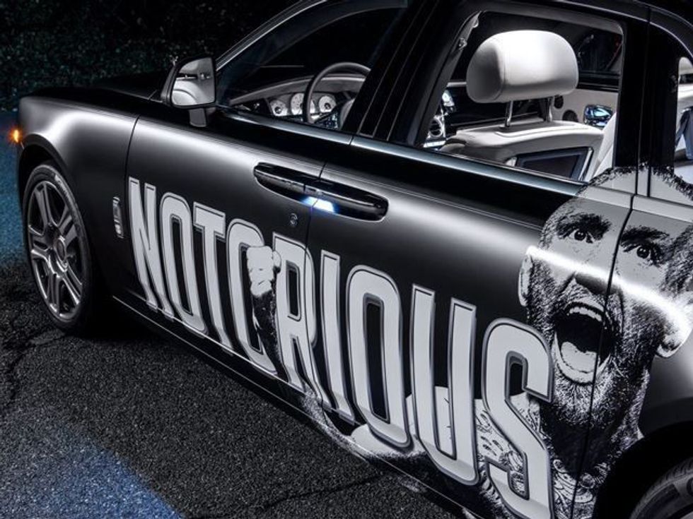 conor-mcgregor-me-rolls-royce-ghost-te-fuqishem-po-aq-sa-grushtet-e-tij-foto-4