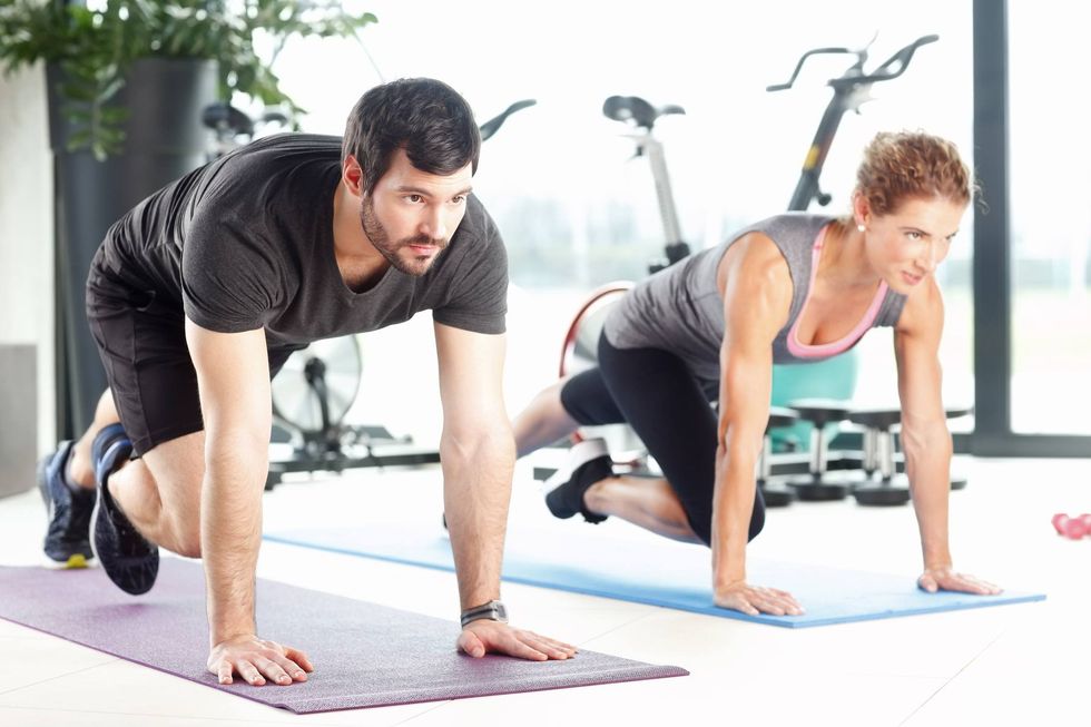 Couple doing pushups at training in gym no equipment workout plan ss feature