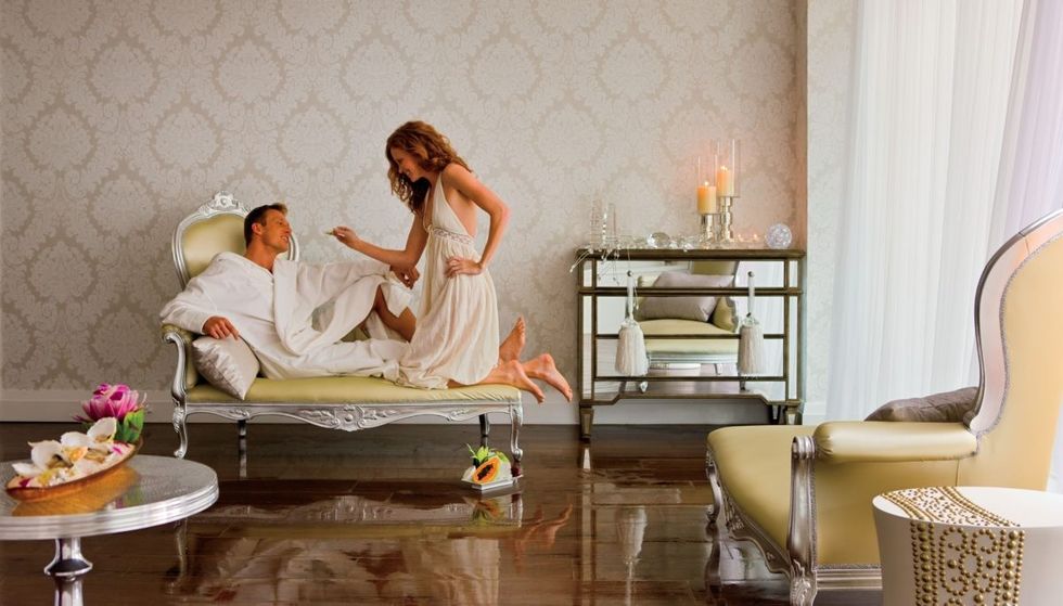 Couple in villa with Oyster e1517415423979