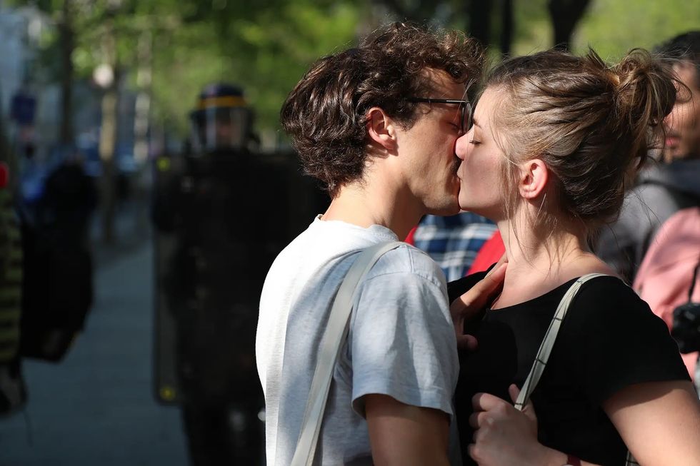 couple kissing paris