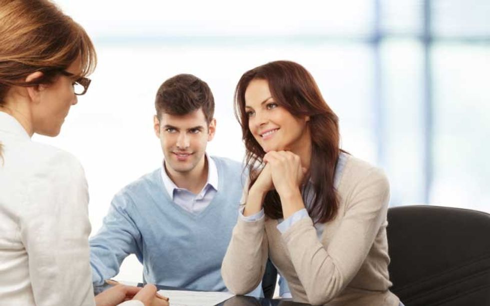 couple talkng to surrogacy agency