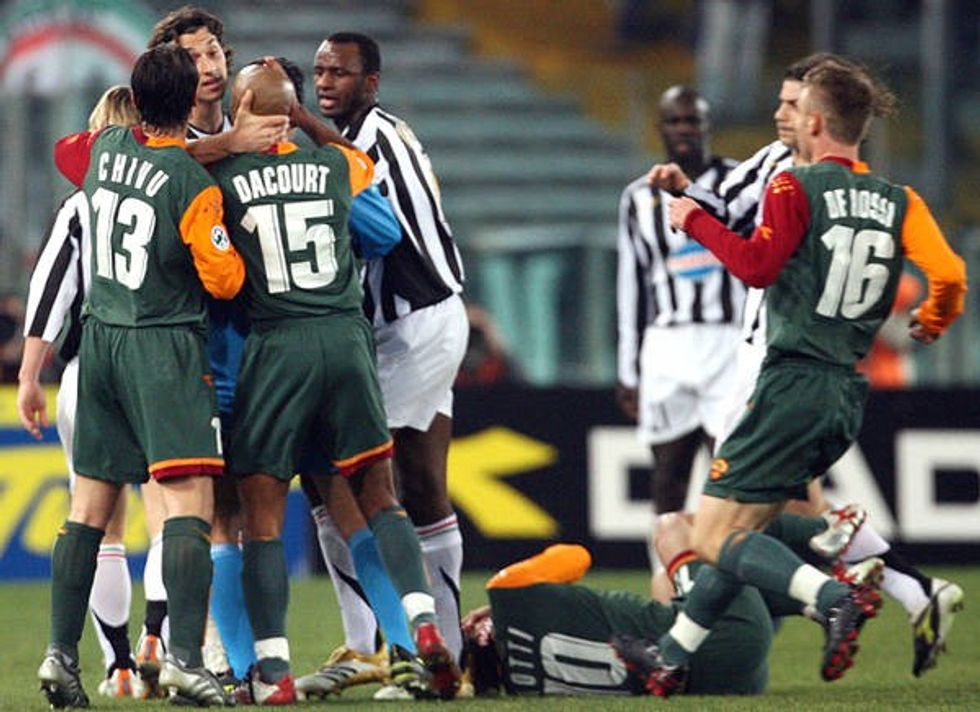 cristi chivu as roma vs zlatan juve sursa ANSAMED INFO