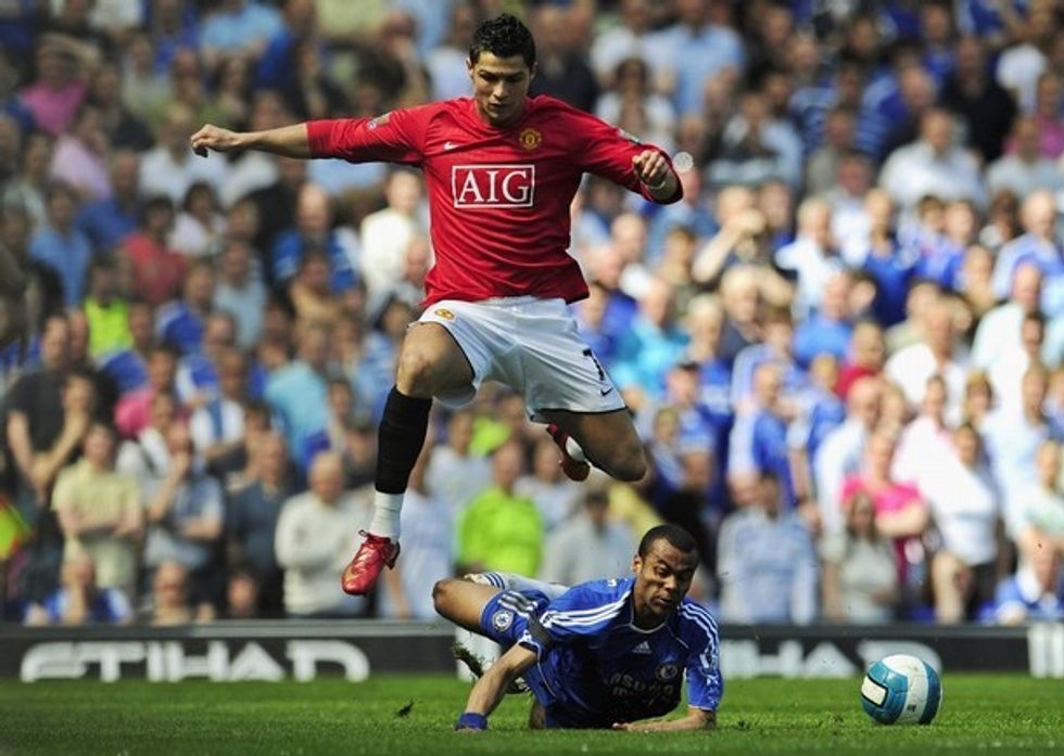 Cristiano Ronaldo gjatë një dyluftimi me Ashley Colen