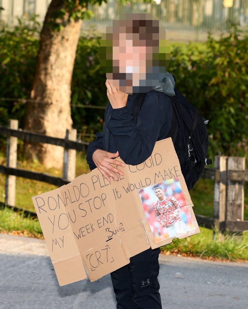 cristiano ronaldo makes fans day as man utd star pulls over in 170k lambo for selfie after spotting his homemade sign