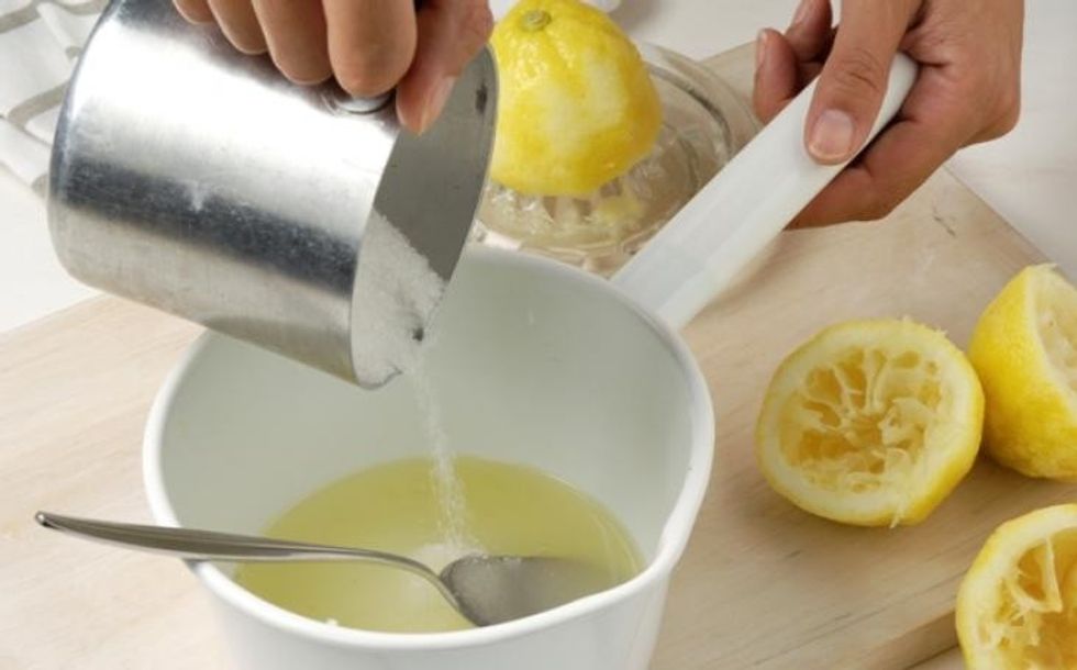croppedimage733456 340931 1 eng GB Turn the cake out. Warm the lemon juice and sugar together