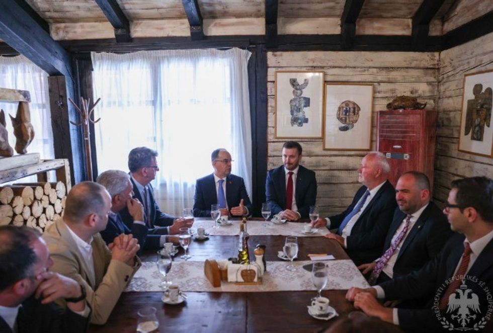 d6544752dbee446098f6fa11ccdfa28e