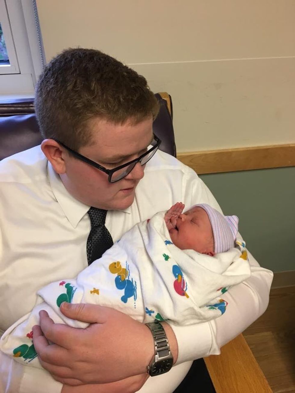 Daja i përkushtuar veshi kostum dhe vuri kravatë per te takuar mbesen e porsalindur foto 3