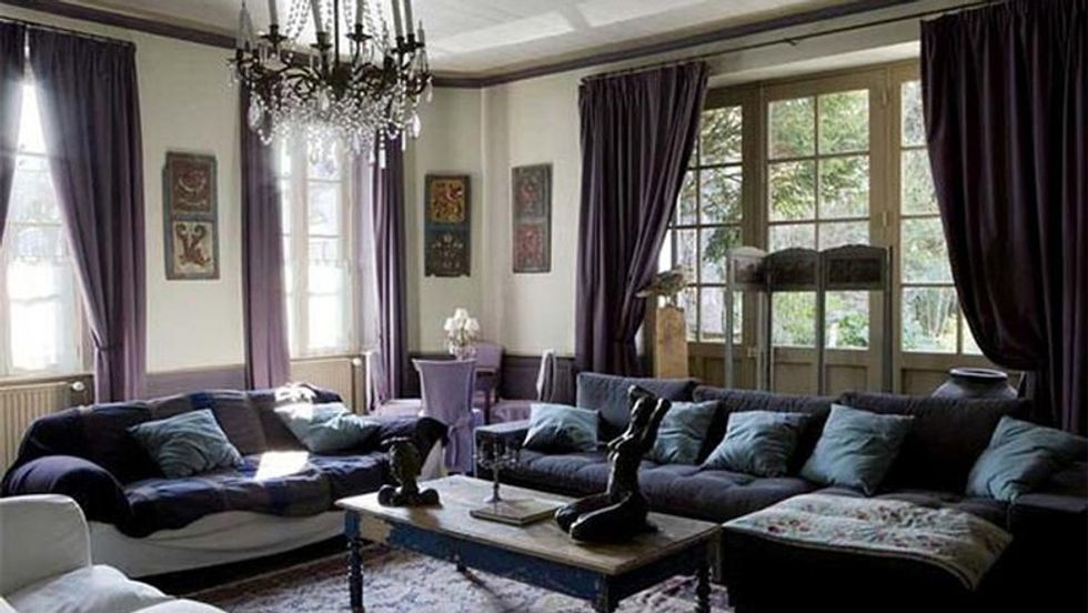 dakr-purple-living-room