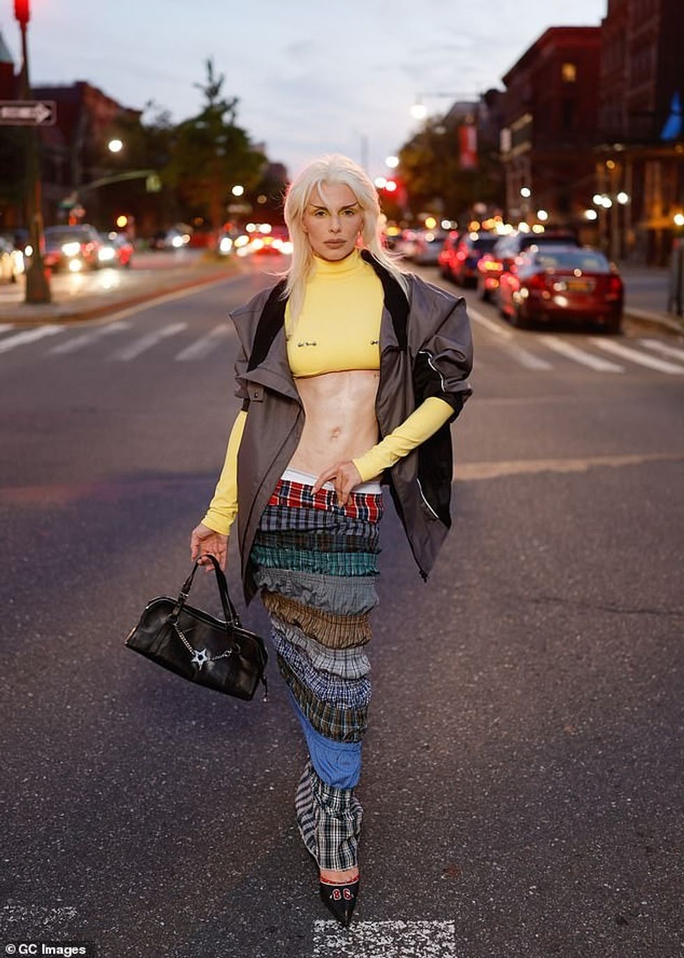 Dalja dramatike vjen jo shumë kohë pasi Julia me sa duket doli si lezbike