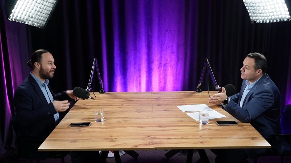 Darsej Rizaj nga Shkolla Digjitale nu00eb "Pu00ebrballje Podcast" me kryredaktorin e Telegrafit, Muhamet Hajrullahu 